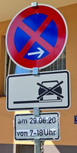Verkehrsschilder für eine Halteverbotszone